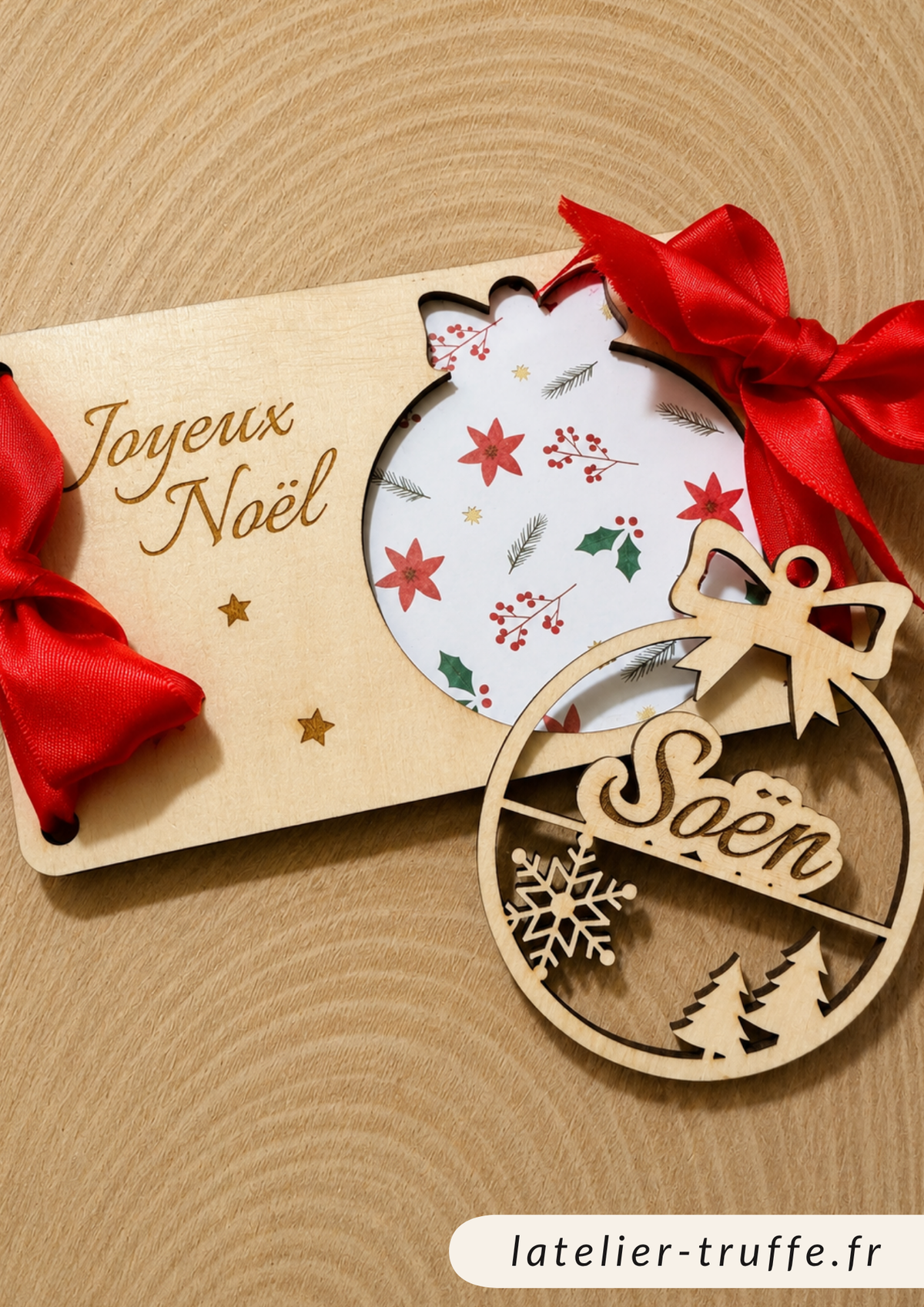 Carte de Noël en bois personnalisée avec boule prénom détachable