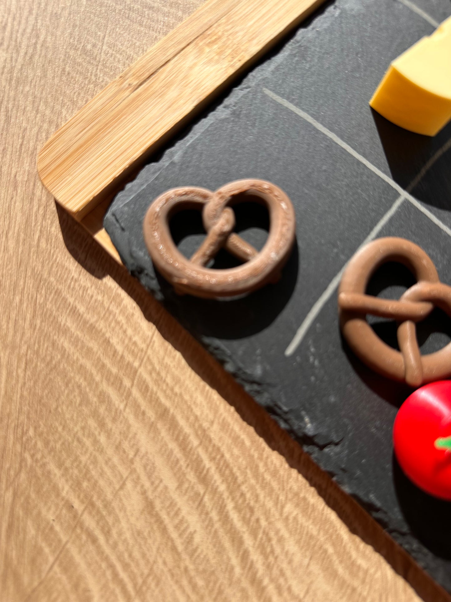 Planche apéro morpion « Le perdant paye l’apéro » – Bretzels & Fromages