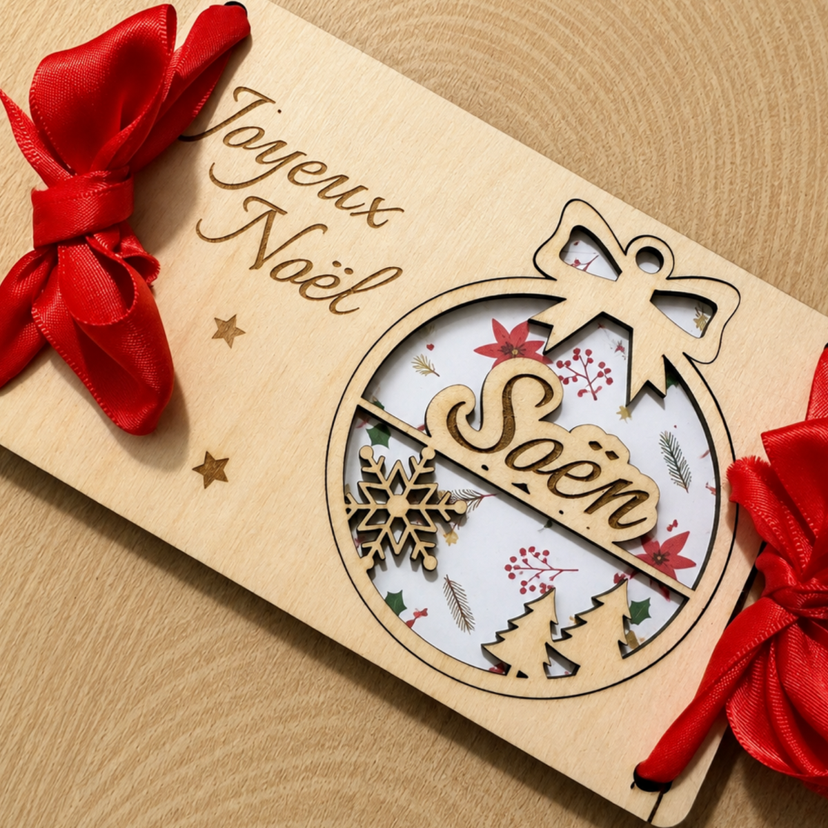 Carte de Noël en bois personnalisée avec boule prénom détachable