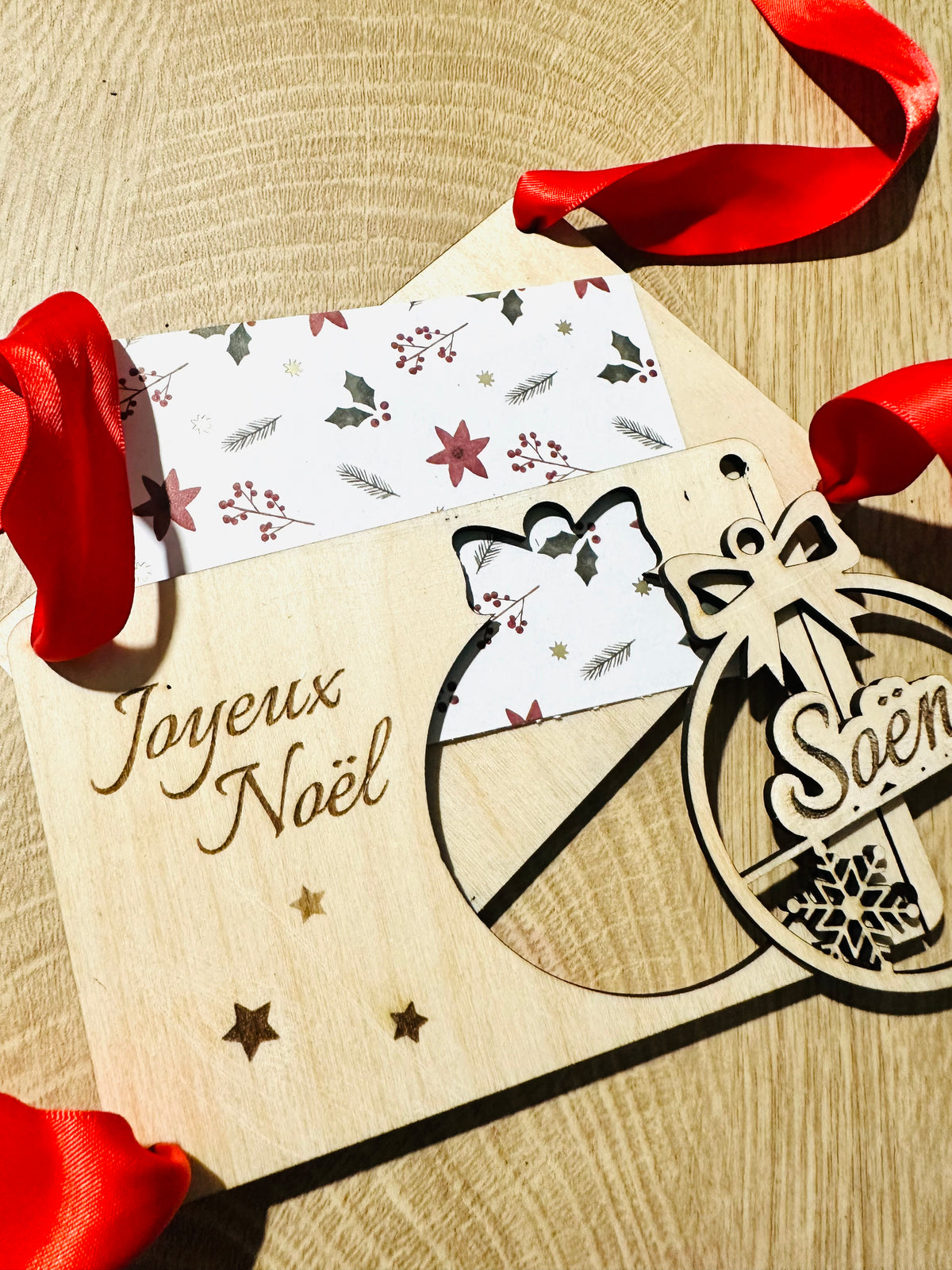 Carte de Noël en bois personnalisée avec boule prénom détachable