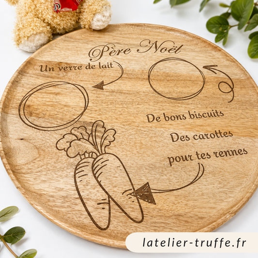 Plateau du Père Noël en bois gravé – Biscuits, lait & carottes pour les rennes 🎅