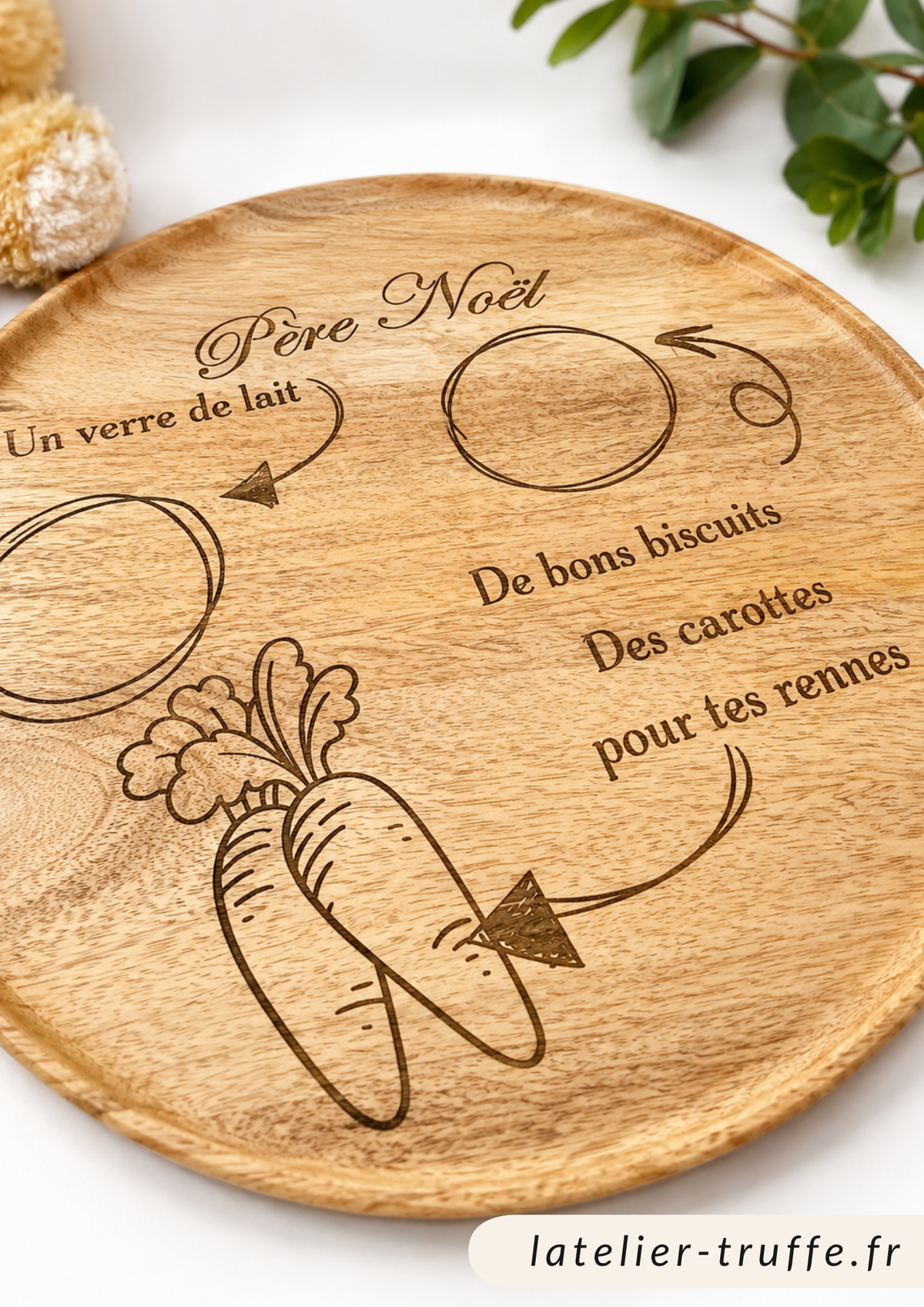 Plateau du Père Noël en bois gravé – Biscuits, lait & carottes pour les rennes 🎅