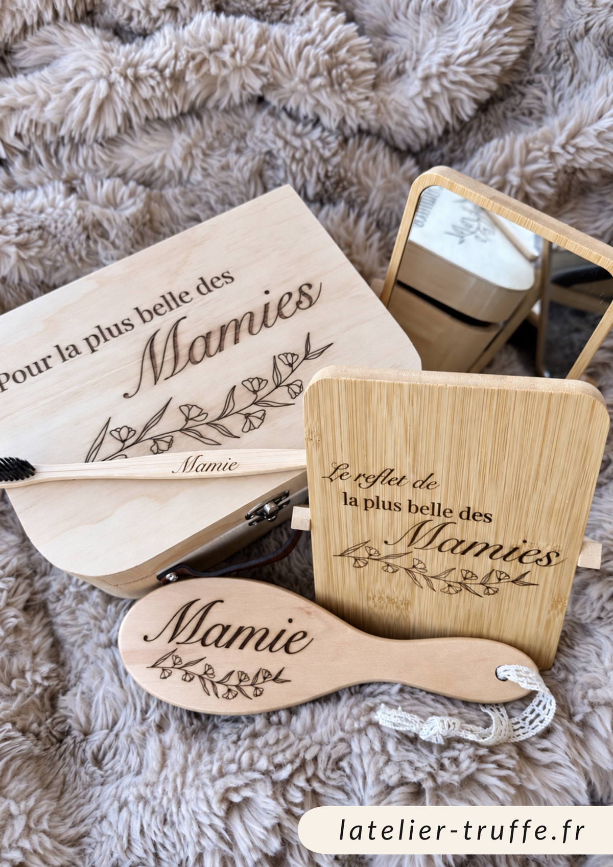 Coffret cadeau personnalisé – Valisette, miroir, brosse à cheveux & brosse à dents gravés