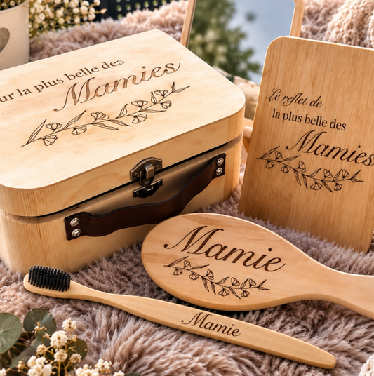 Coffret cadeau personnalisé – Valisette, miroir, brosse à cheveux & brosse à dents gravés