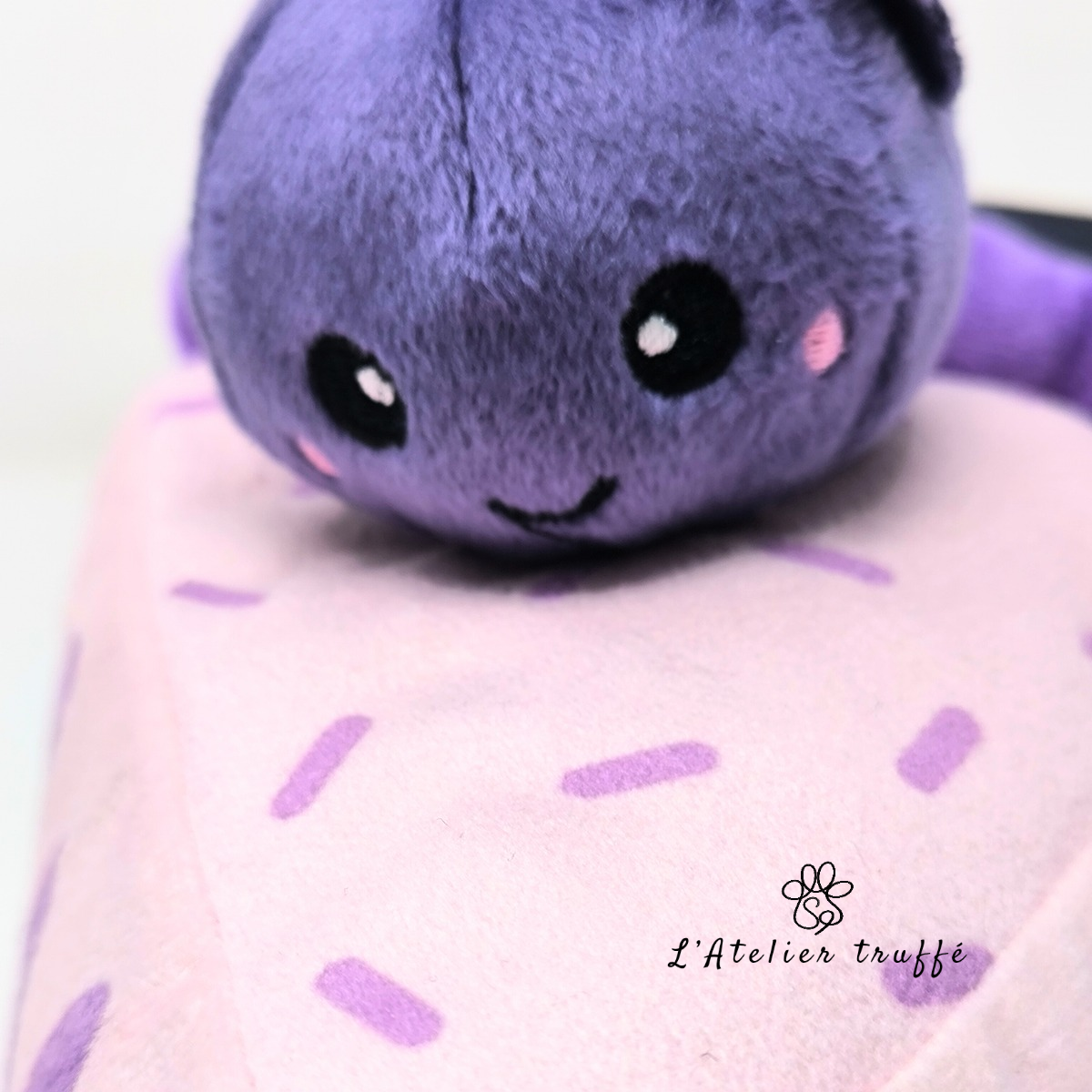 🍰 Jouet fun pour chien – Doudou gâteau violet ultra mignon 🐾